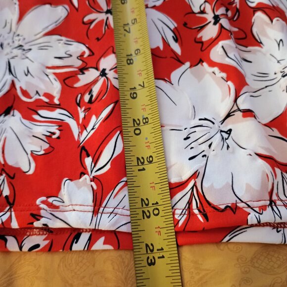 v neck blouse, size M floral top. - Picture 4 of 5